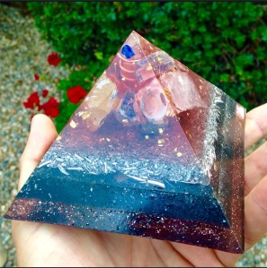 red medium Giza. Real Gold Foil always in the capstone. 